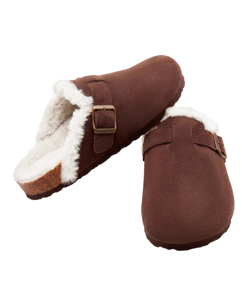 Paire de mules fourrées Bormio en velours vegan marron, vue de trois-quarts, doublure fourrure blanche visible