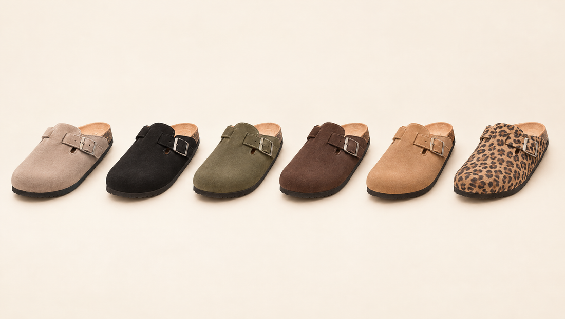 Zes clogs van vegan velours op een rij in taupe, zwart, kaki, bruin, camel en luipaardprint op een crème achtergrond