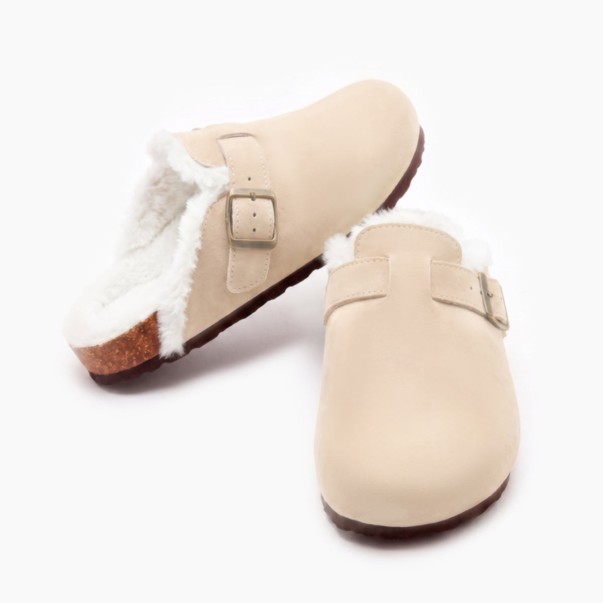 Paire de mules fourrées Bormio en velours vegan beige, vue de trois-quarts, doublure fourrure blanche visible