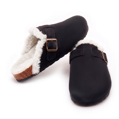 Paire de mules fourrées Bormio en velours vegan noir, vue de trois-quarts, doublure fourrure blanche visible