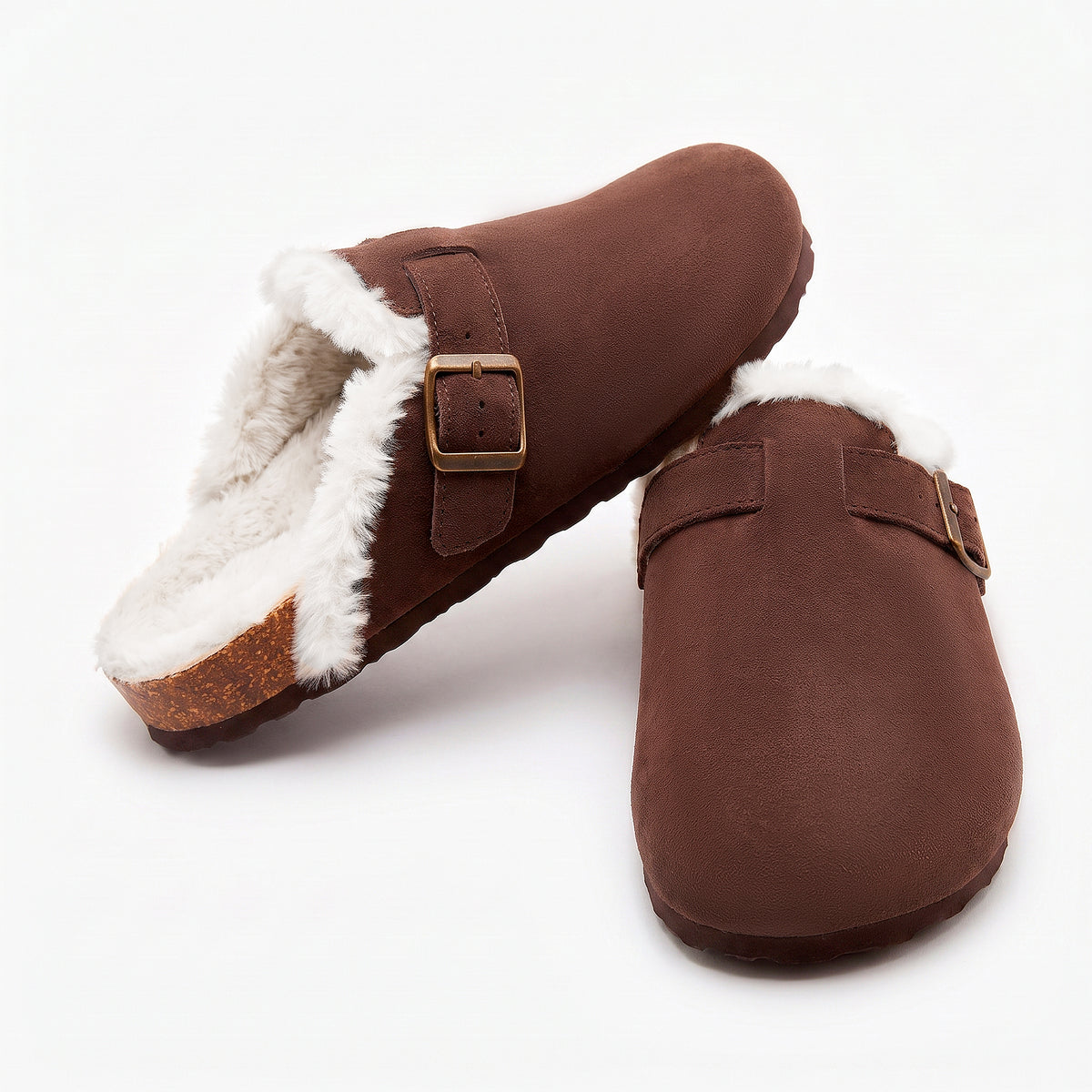 Paire de mules fourrées Bormio en velours vegan marron, vue de trois-quarts, doublure fourrure blanche visible