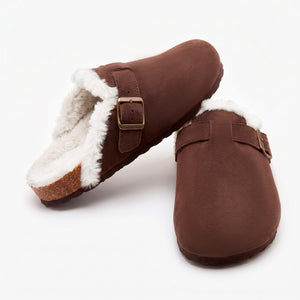 Paire de mules fourrées Bormio en velours vegan marron, vue de trois-quarts, doublure fourrure blanche visible