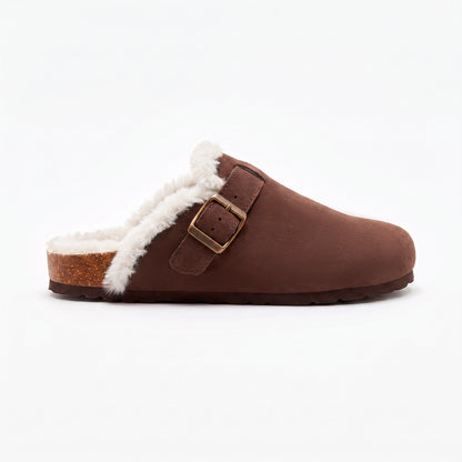 Mule fourrée Bormio en velours vegan marron, vue de profil, boucle métallique réglable et semelle façon liège