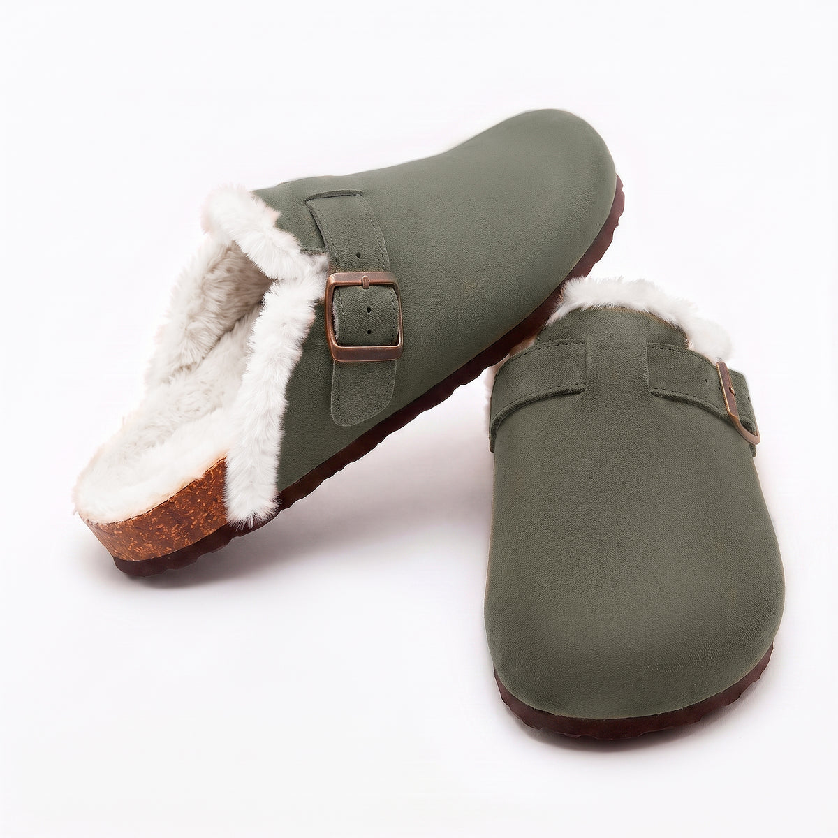 Paire de mules fourrées Bormio en velours vegan kaki, vue de trois-quarts, doublure fourrure blanche visible
