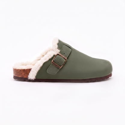 Mule fourrée Bormio en velours vegan kaki, vue de profil, boucle métallique réglable et semelle façon liège