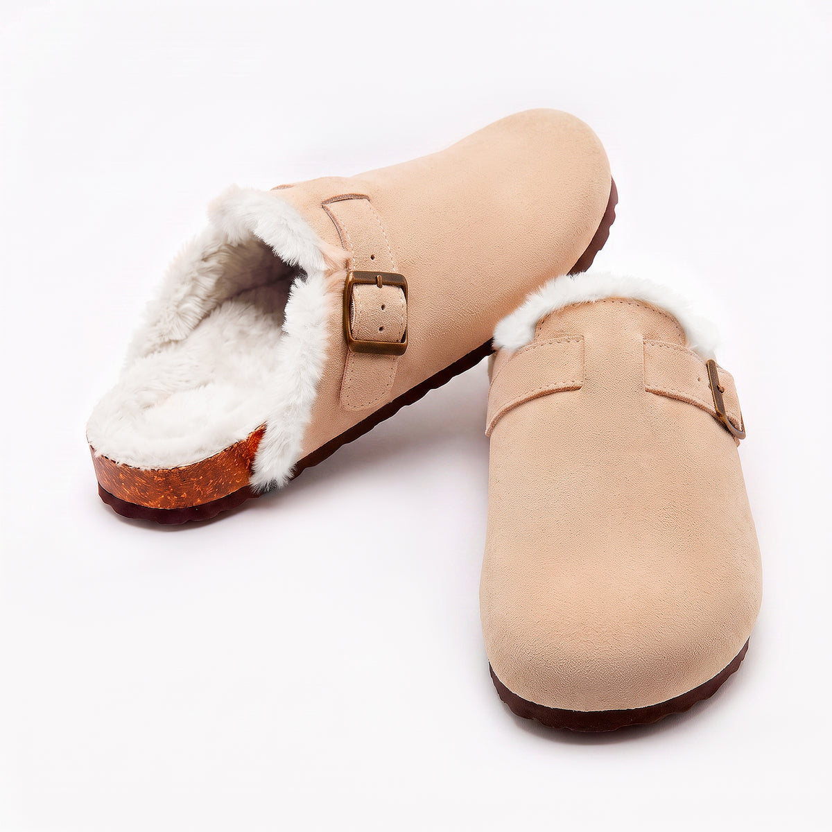 Paire de mules fourrées Bormio en velours vegan taupe, vue de trois-quarts, doublure fourrure blanche visible