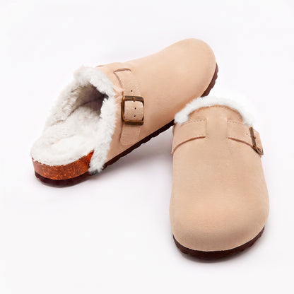 Paire de mules fourrées Bormio en velours vegan taupe, vue de trois-quarts, doublure fourrure blanche visible